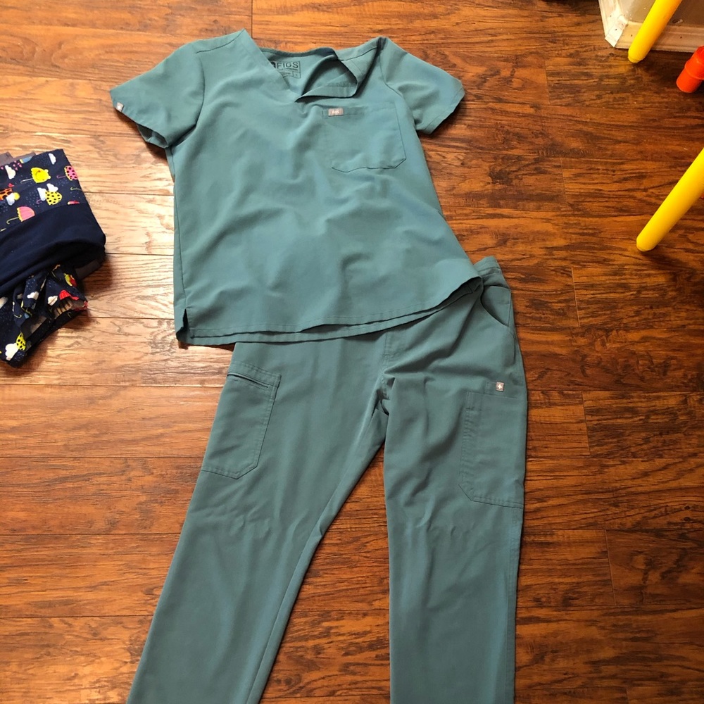 Figs scrub set large top medium bottoms